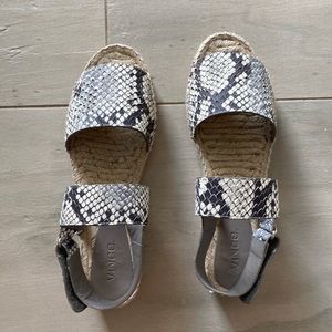 Vince platform python print 10m ladies sandals - brand new in box